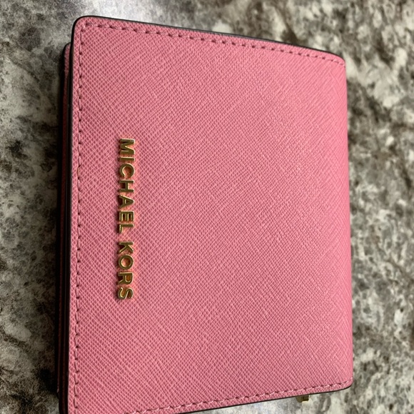 Michael Kors wallet - Picture 1 of 3